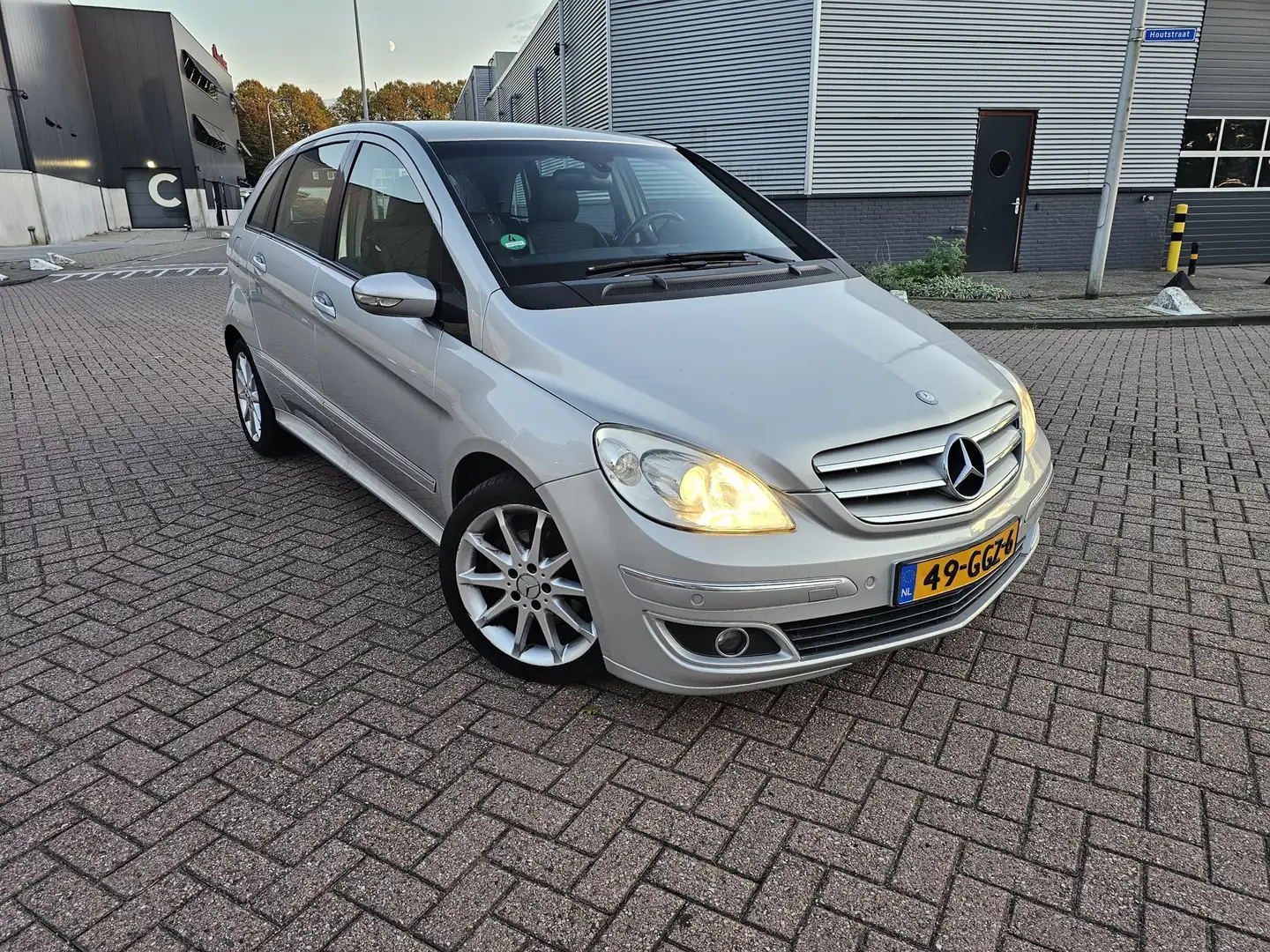 Mercedes-Benz B 200 Automaat HALF LEER Navigatie apk 2025 Gris - 1