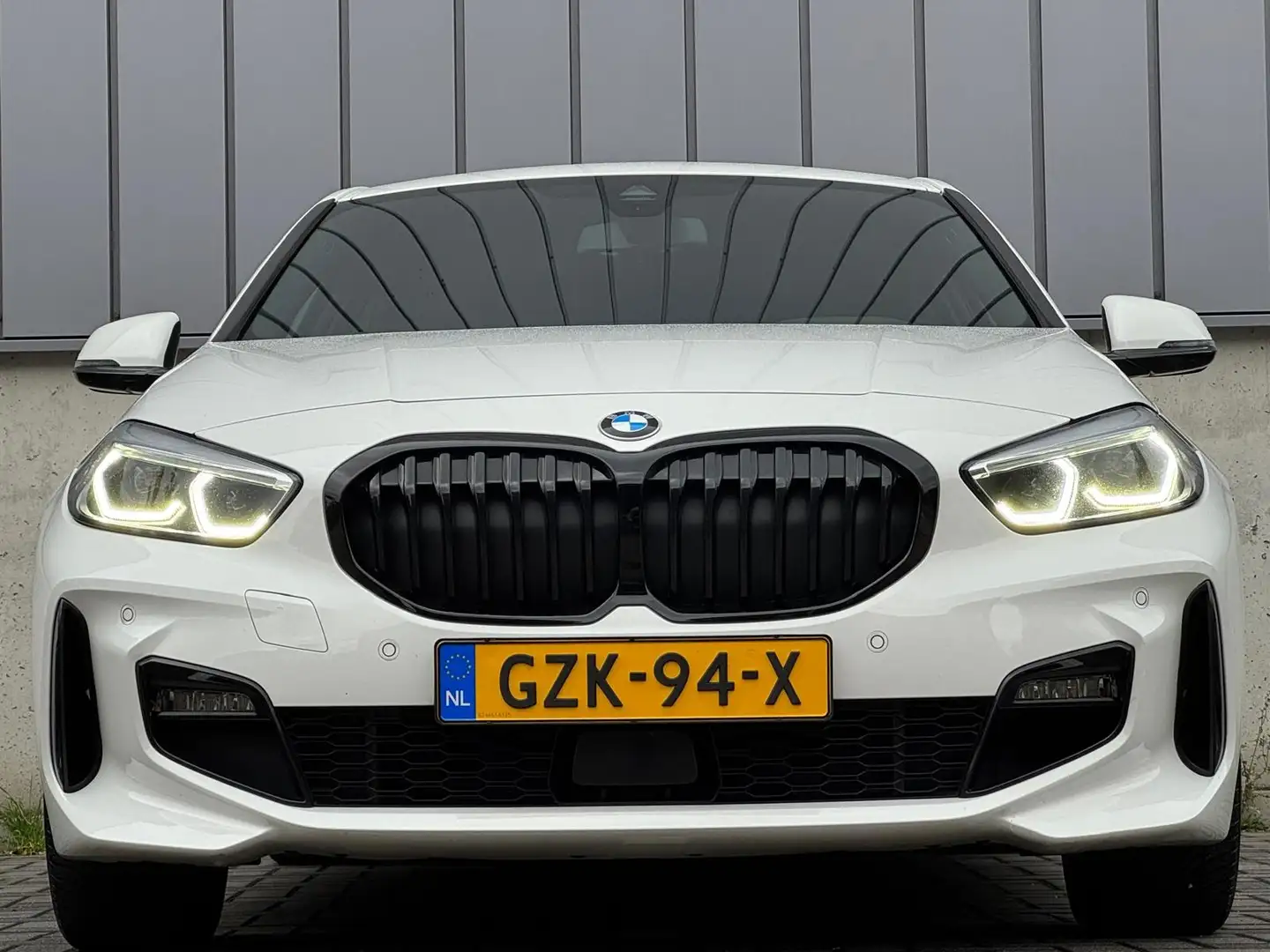 BMW 118 1-serie 118i 140PK Automaat M-Sport Shadow Schaals Wit - 2