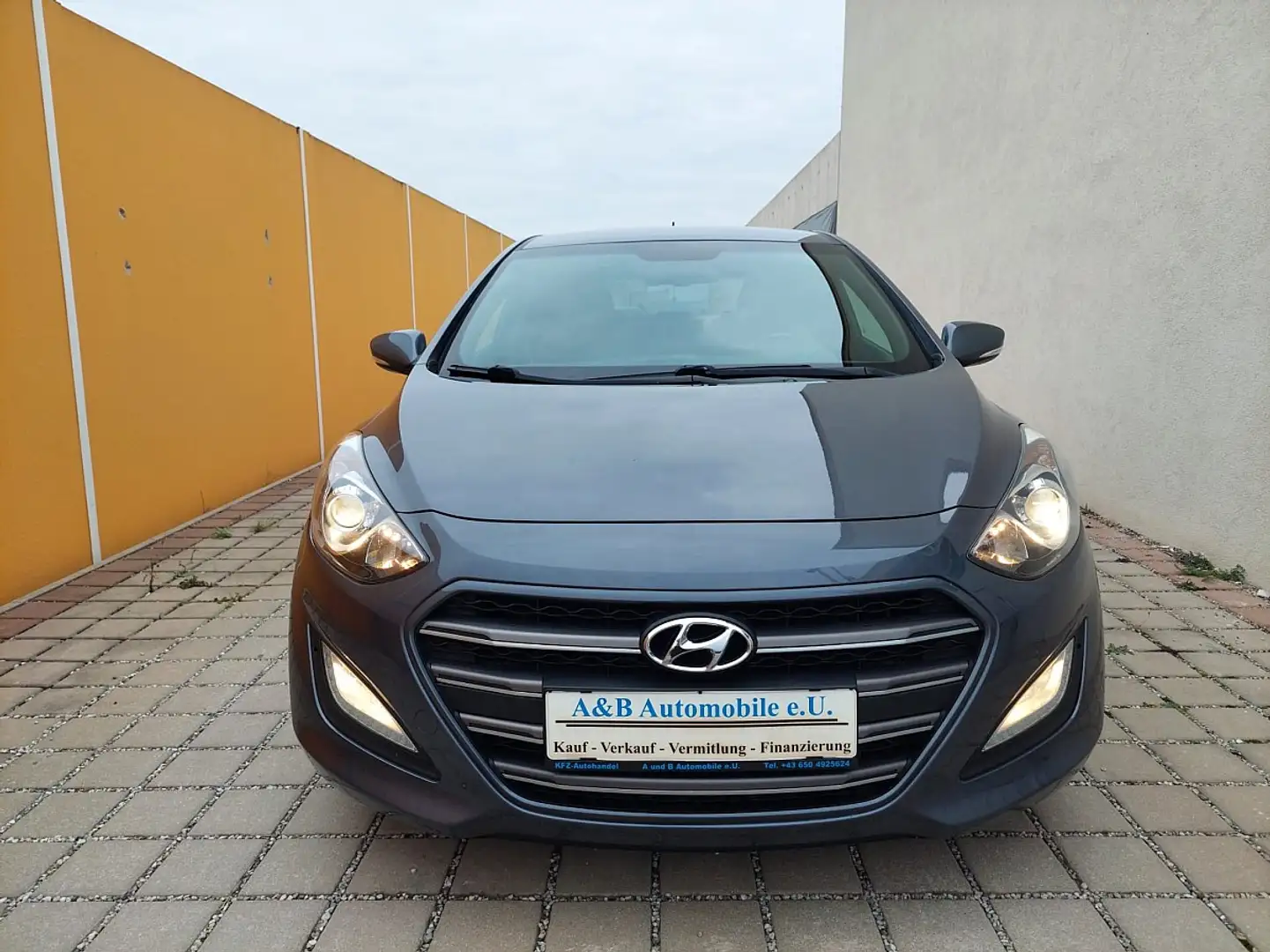 Hyundai i30 1,4 CVVT Start/Stopp Comfort Sofort Kredit Gris - 1