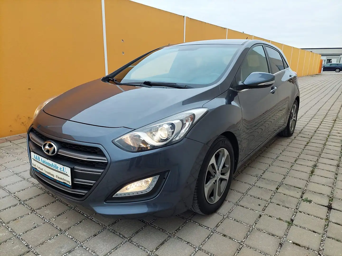 Hyundai i30 1,4 CVVT Start/Stopp Comfort Sofort Kredit Gris - 2
