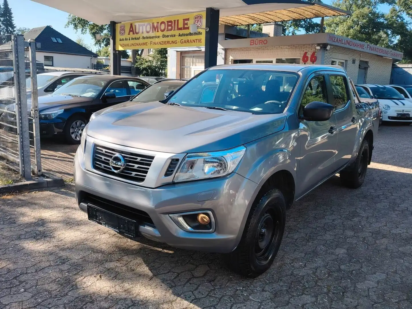 Nissan Navara NP300 Visia Double Cab 4x4 Grey - 1