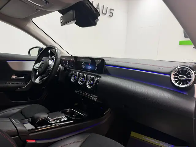 Mercedes-Benz 220 view 11