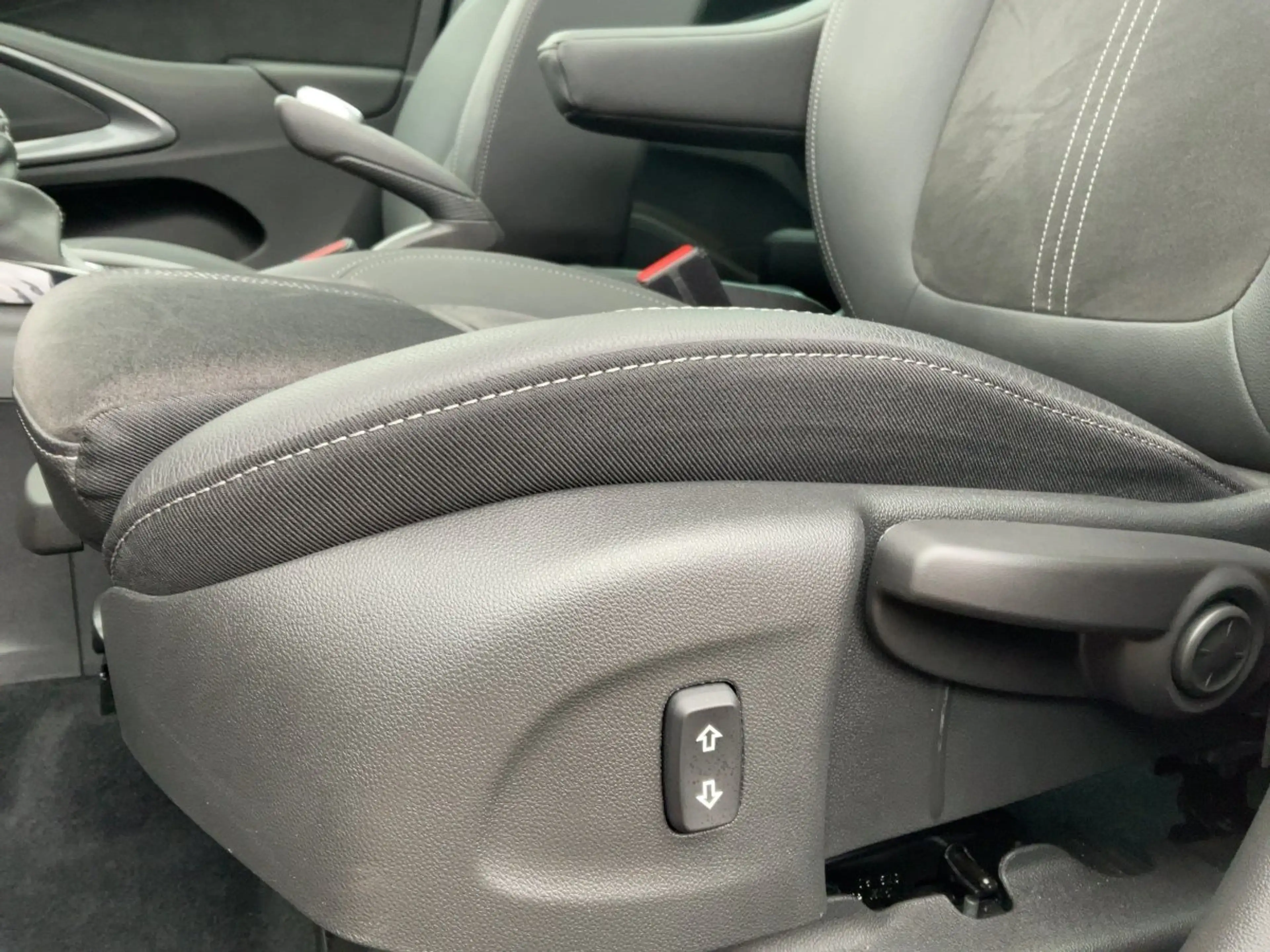 Opel Crossland 1.2 Turbo Ultimate Alcantara+LED+Navi — photo 11