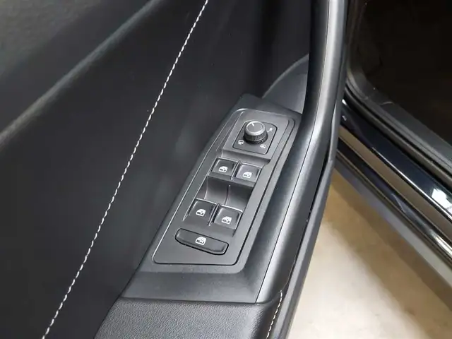 Volkswagen T-Roc view 13