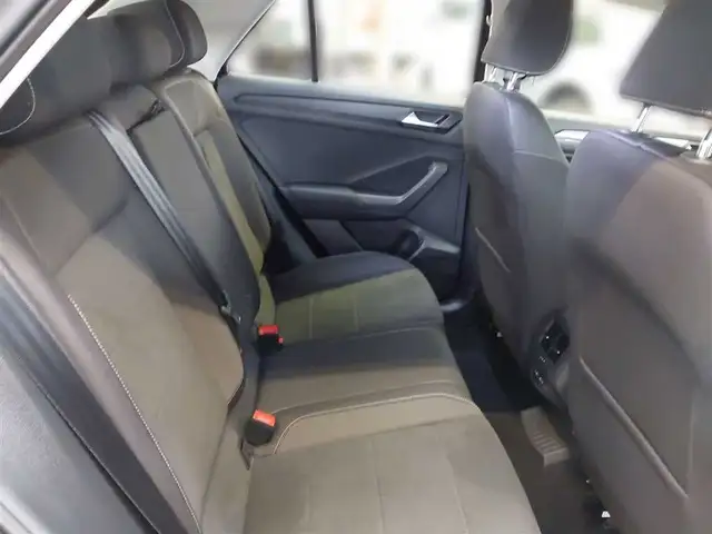 Volkswagen T-Roc view 16