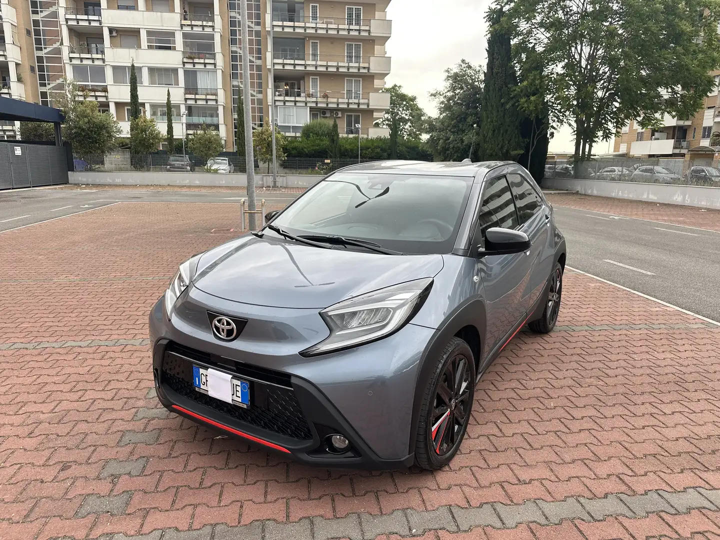 Toyota Aygo X Undercover Jun Takahashi *5.000 Esemplari Gris - 1
