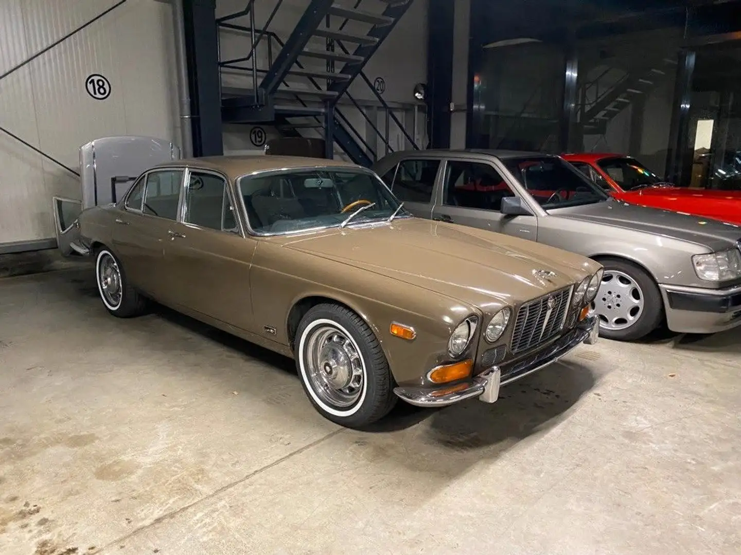 Jaguar XJ6 Brun - 1