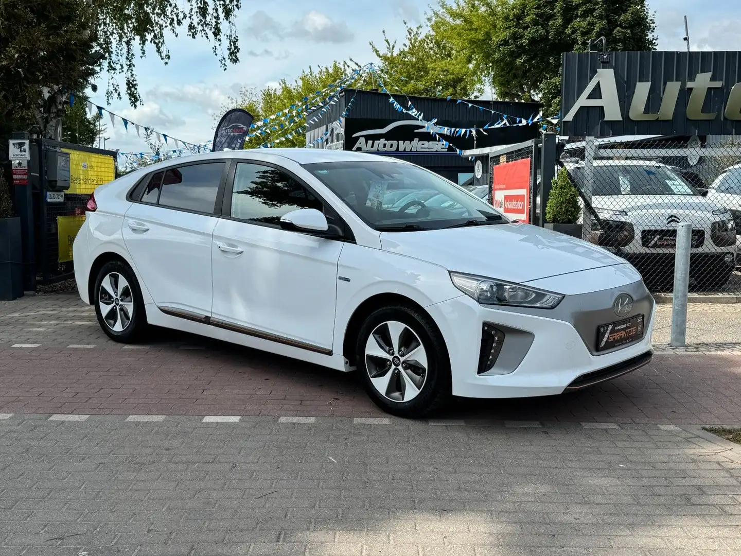 Hyundai IONIQ Ioniq Trend Elektro*Navi*LED*CarPlay*99,7% Weiß - 1