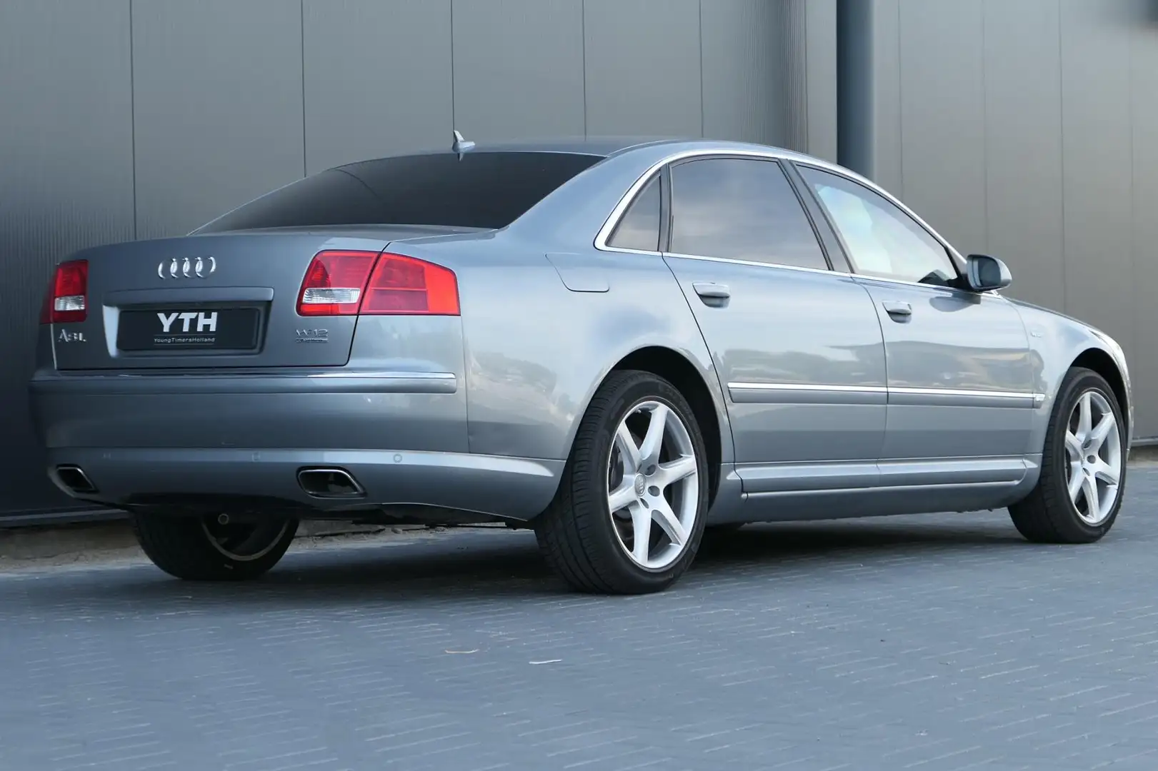 Audi A8 6.0 W12 quattro Lang Youngtimer 14.000km Gepantser Argento - 2