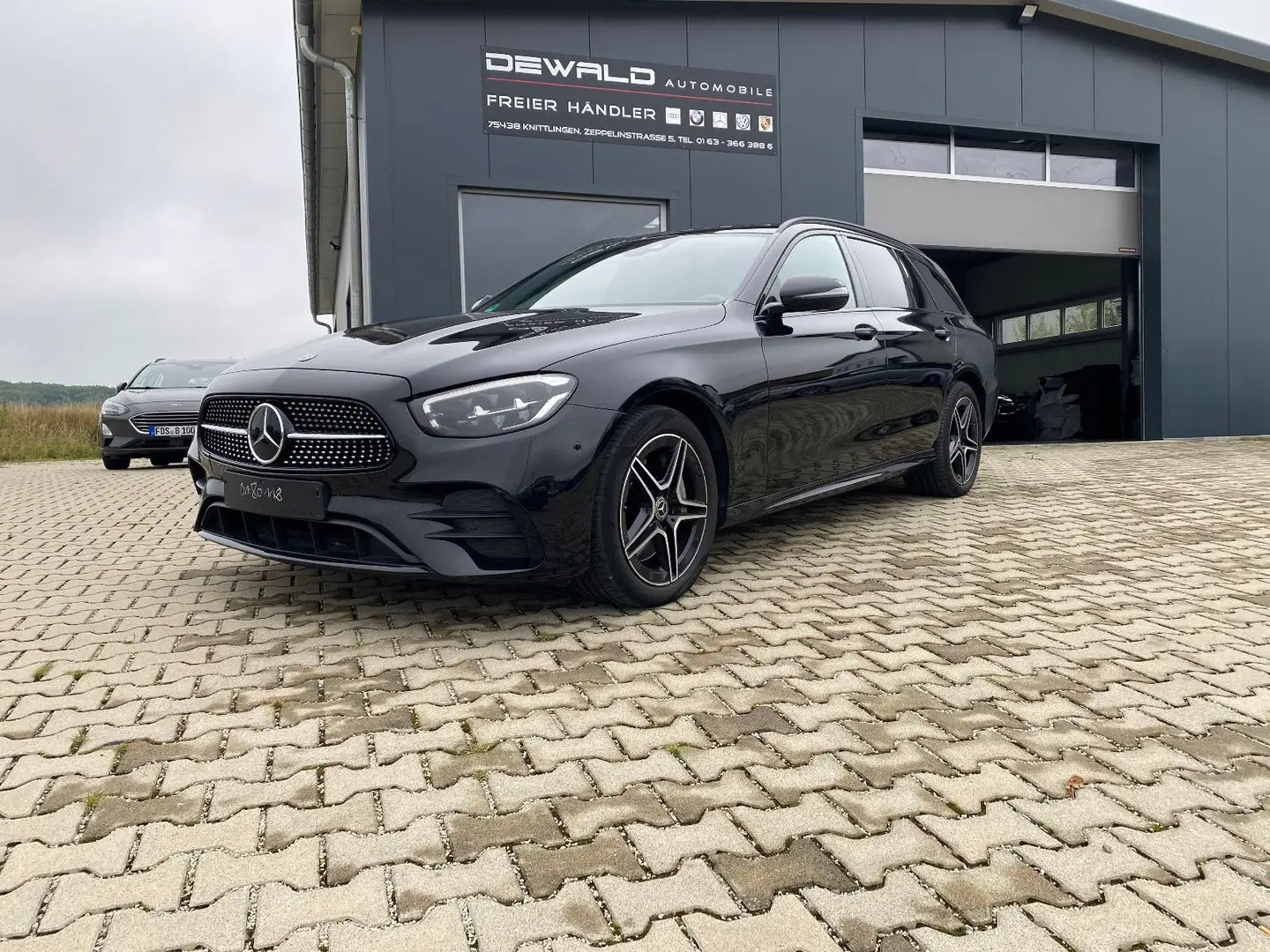 Mercedes-Benz E 300 de 4Matic AMG/AHK/Pano-Dach/NIGHT-P/1Hand Schwarz - 1