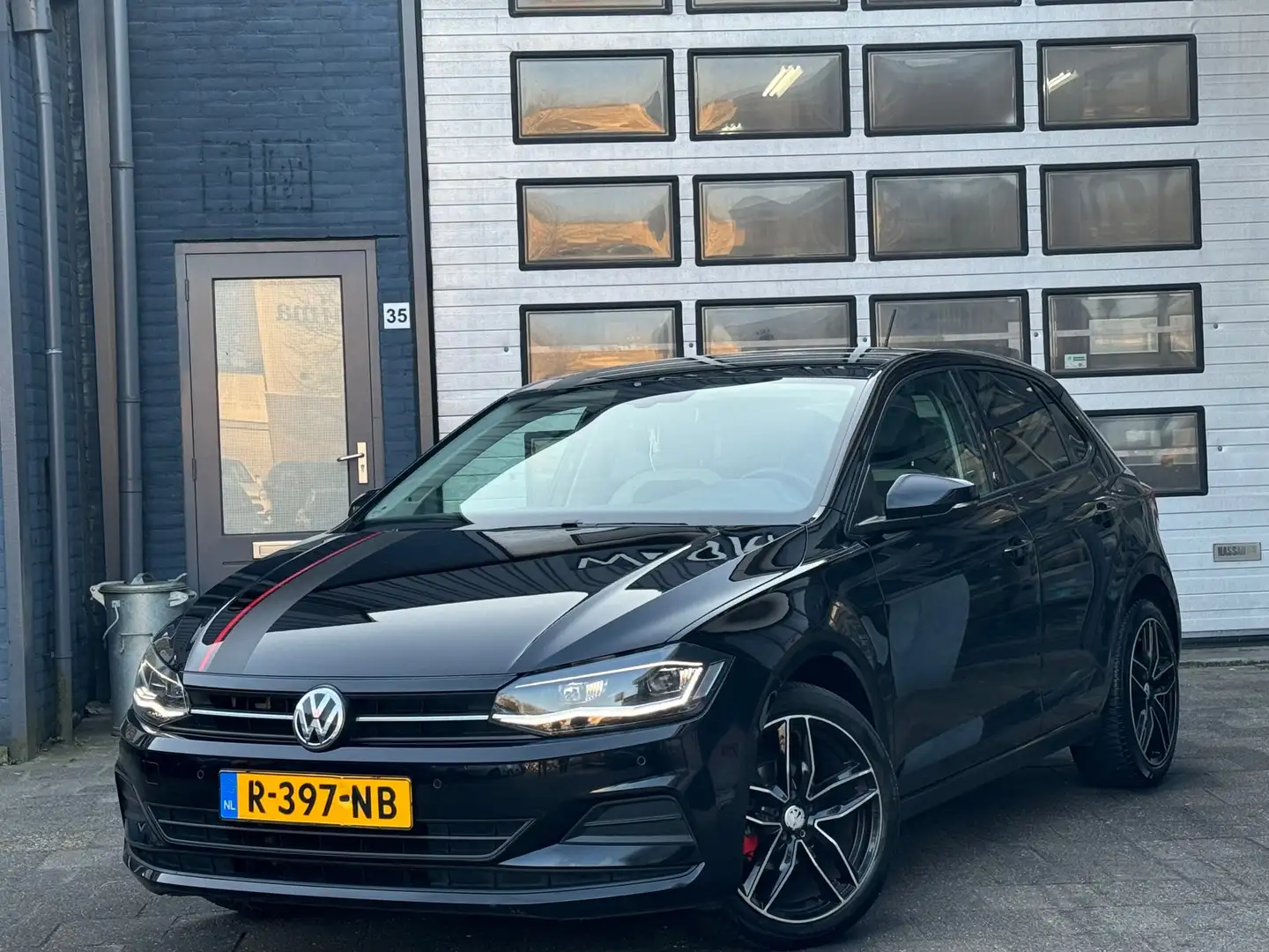 Volkswagen Polo 1.0 TSI Highline | Clima | CarPlay | L.E.D | Beats Zwart - 1