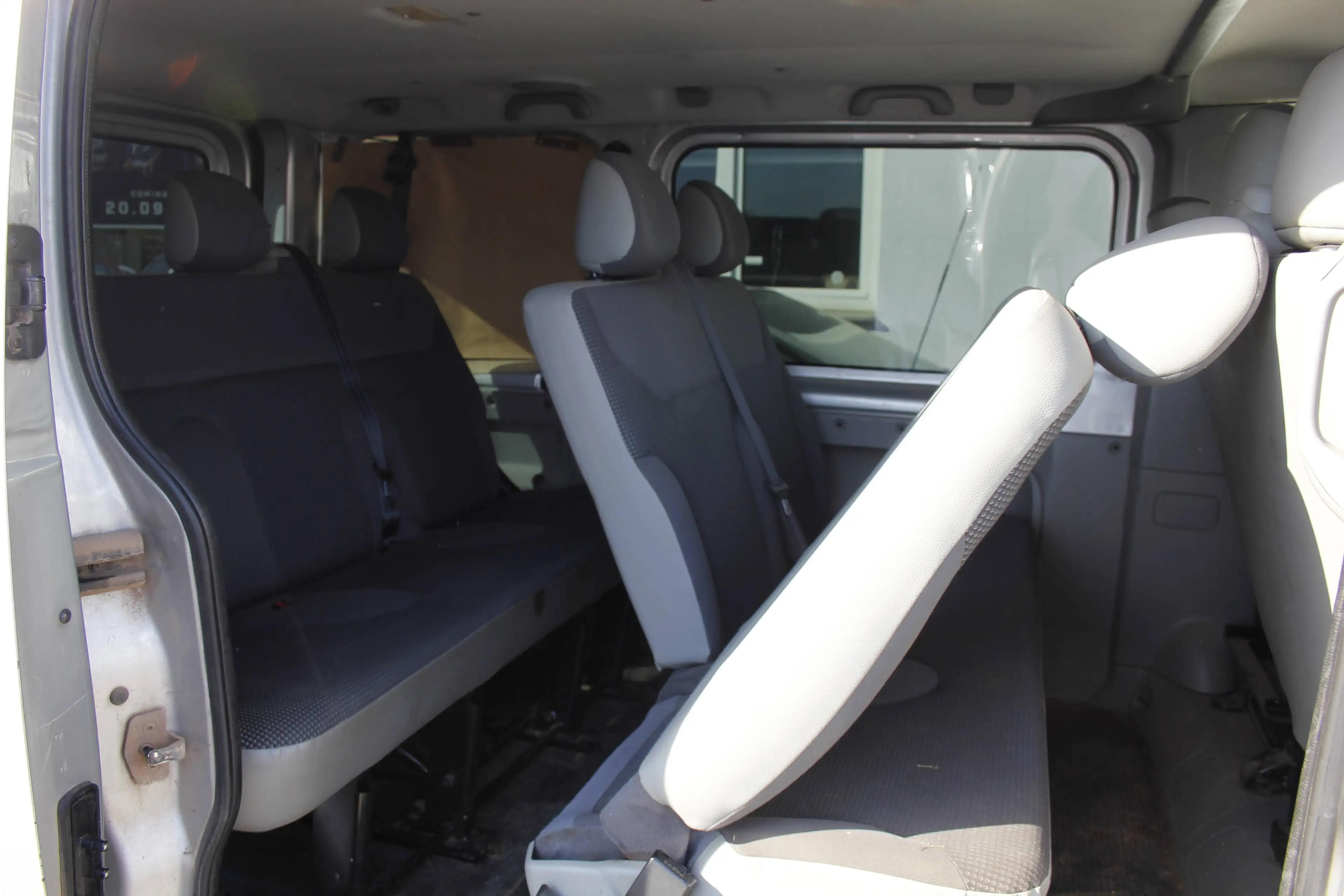 Opel Vivaro Kombi L1H1 2,9t Automatik Klima 9 Sitzer 2 Hand — photo 13