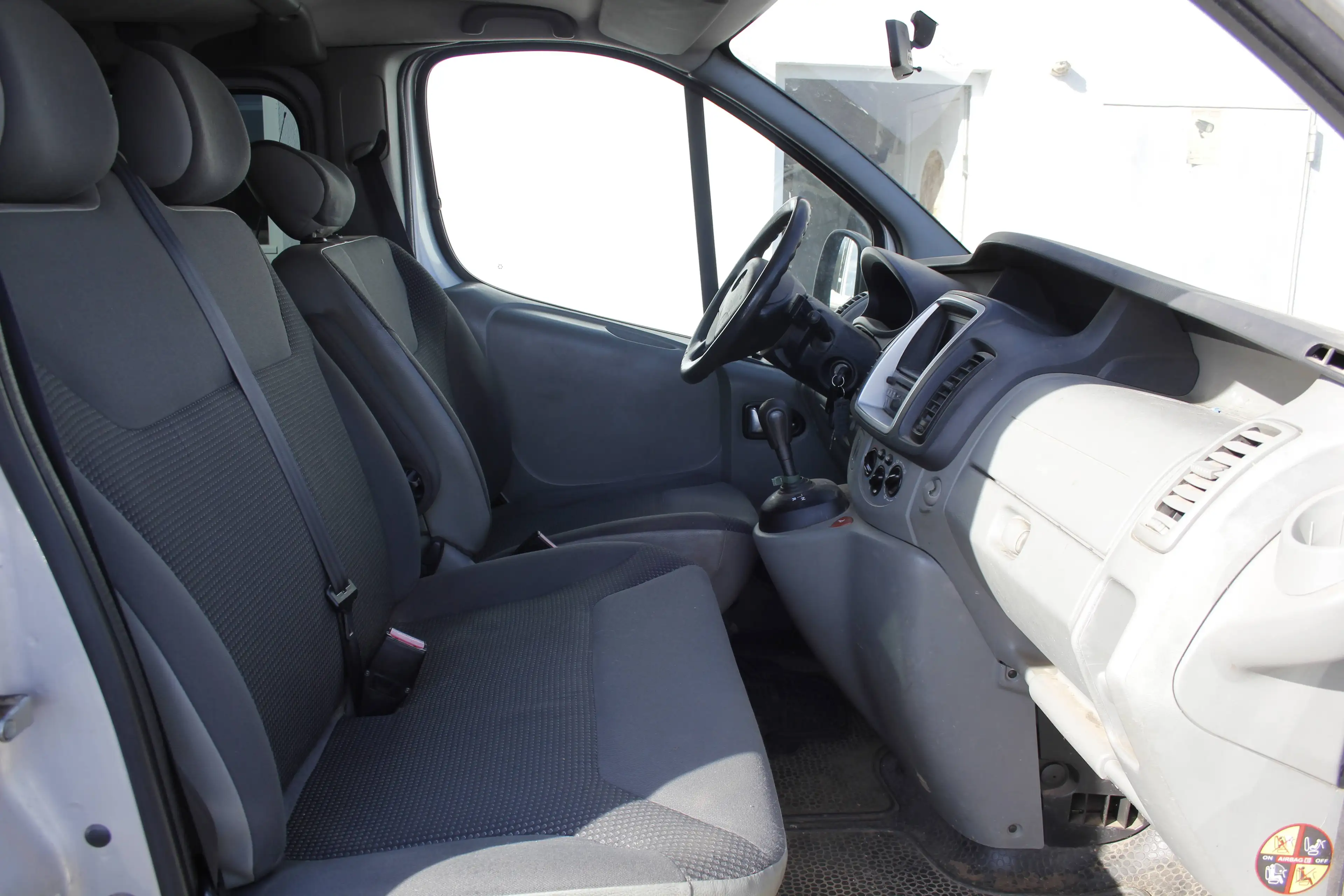 Opel Vivaro Kombi L1H1 2,9t Automatik Klima 9 Sitzer 2 Hand — photo 9