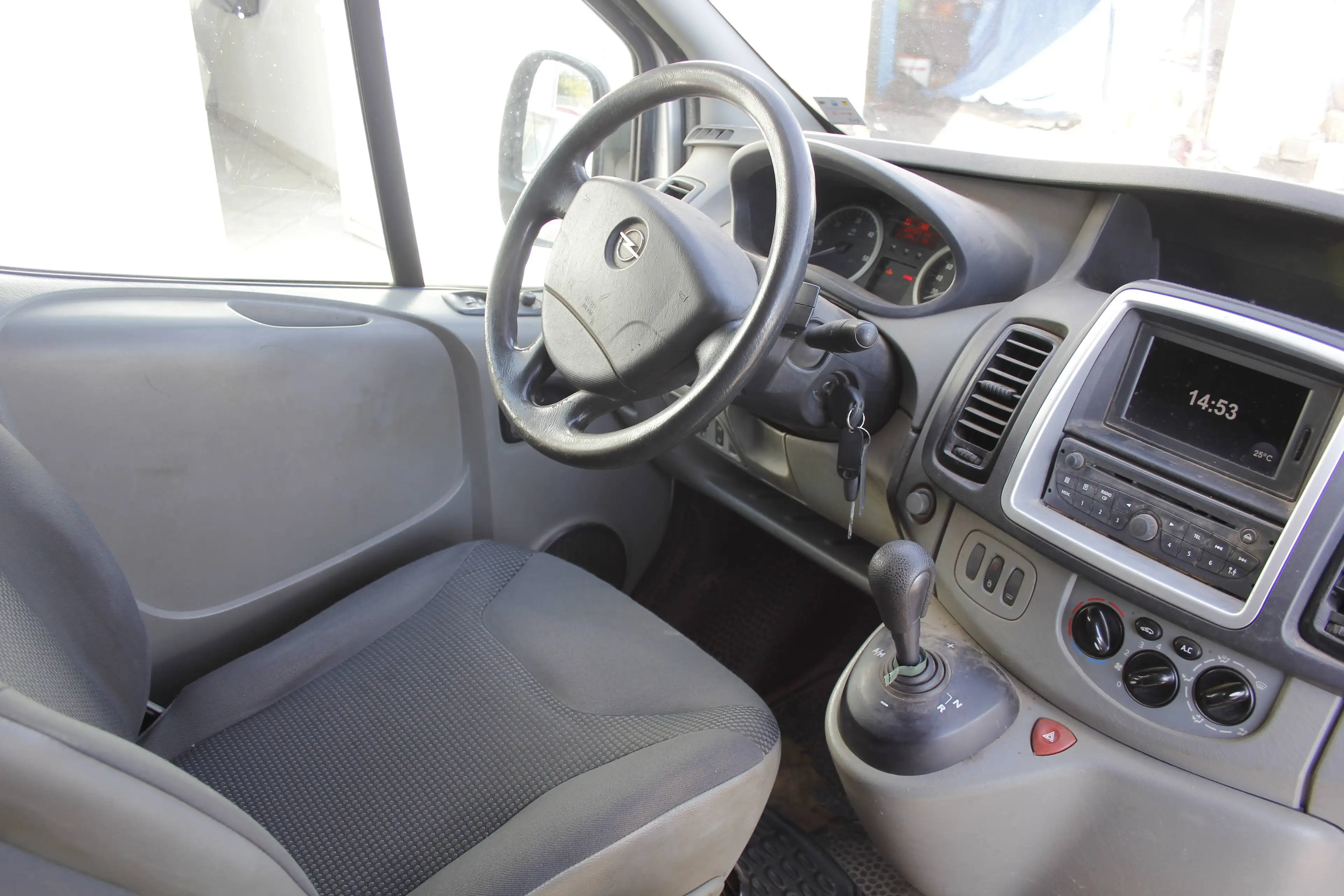 Opel Vivaro Kombi L1H1 2,9t Automatik Klima 9 Sitzer 2 Hand — photo 11