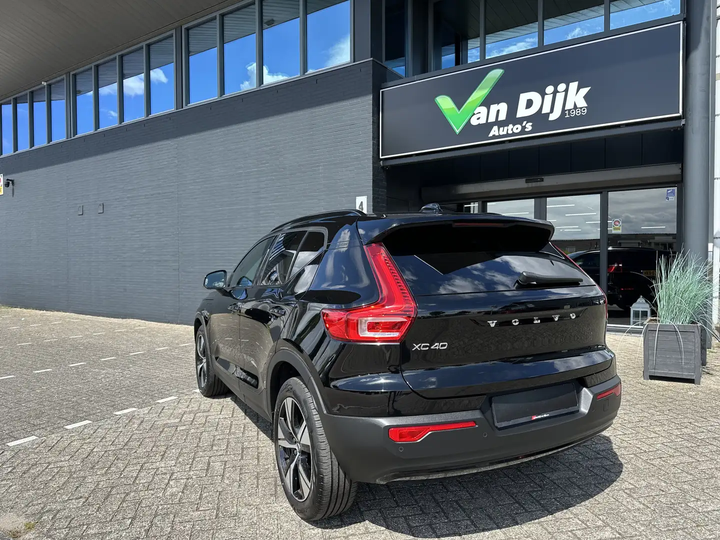 Volvo XC40 1.5 T4 Recharge R-Design Schwarz - 2
