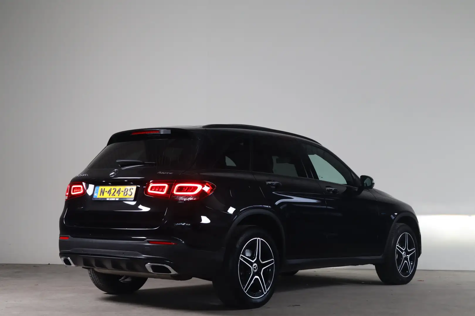 Mercedes-Benz GLC 300 300e 4MATIC Business Solution AMG NL- Auto!! Burme Zwart - 2