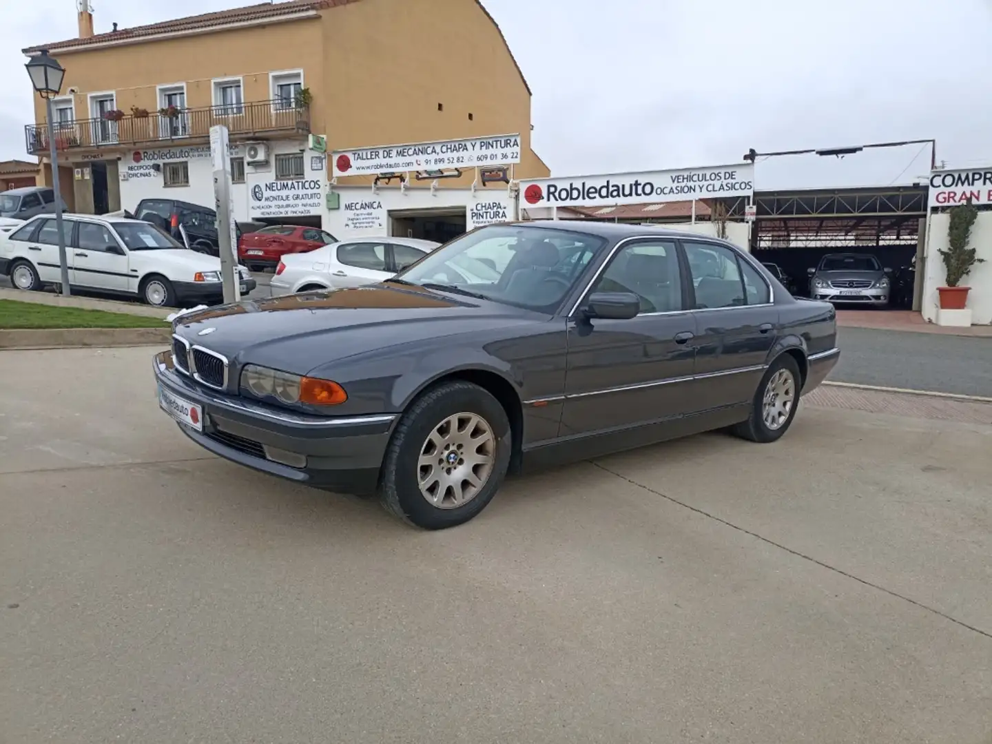BMW 728 728i Aut. Gris - 2