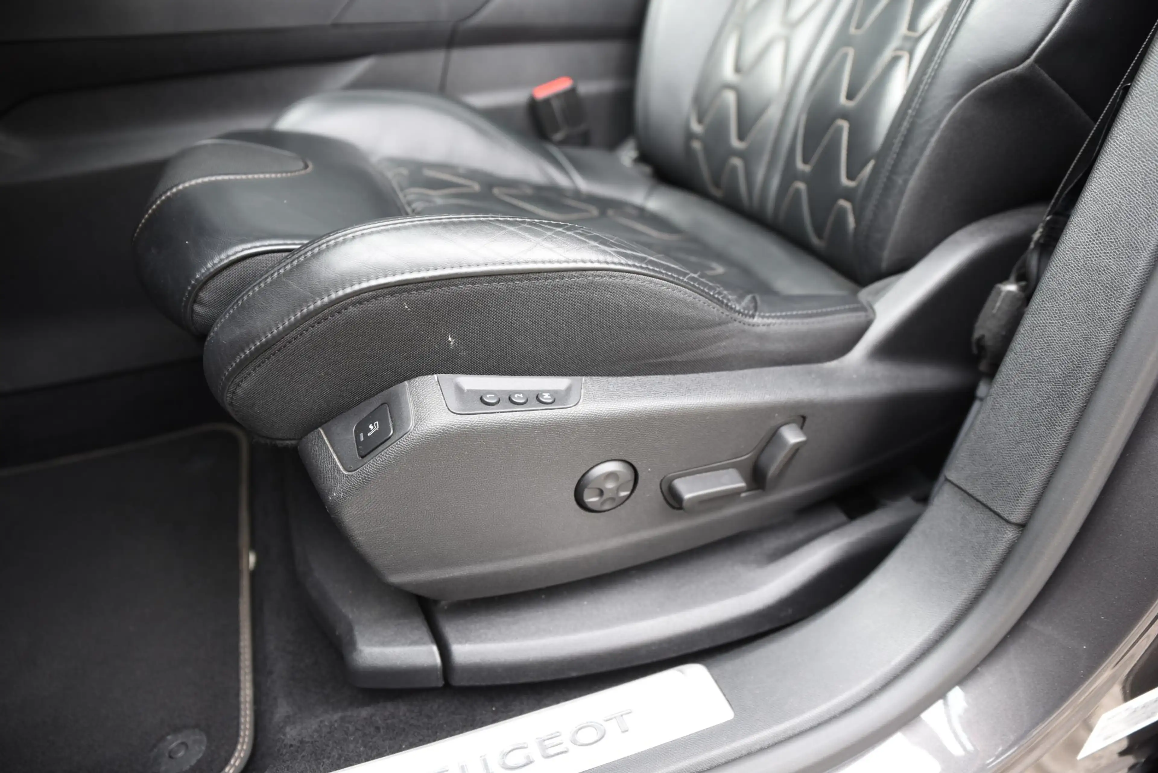 Peugeot 5008 1.6 PureTech GT-Line — photo 6