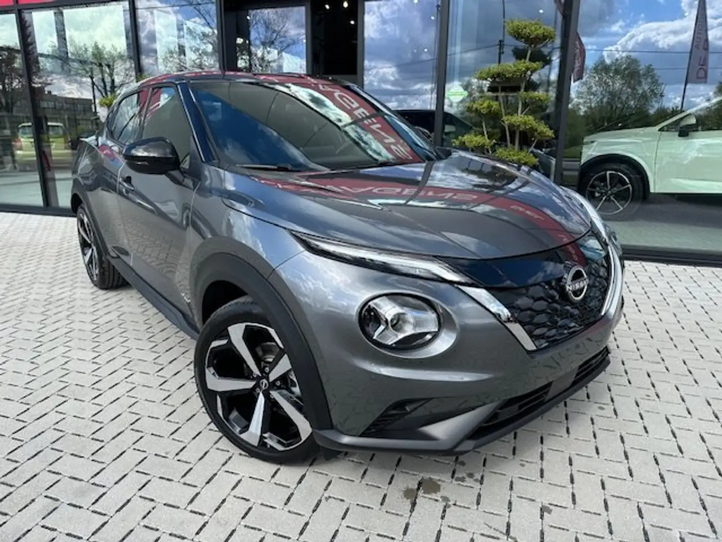 Nissan Juke 1.6 HEV 143PK | Automatic | TEKNA Grijs - 2