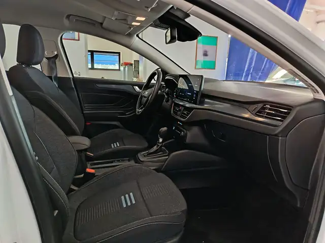 Ford Focus view 14