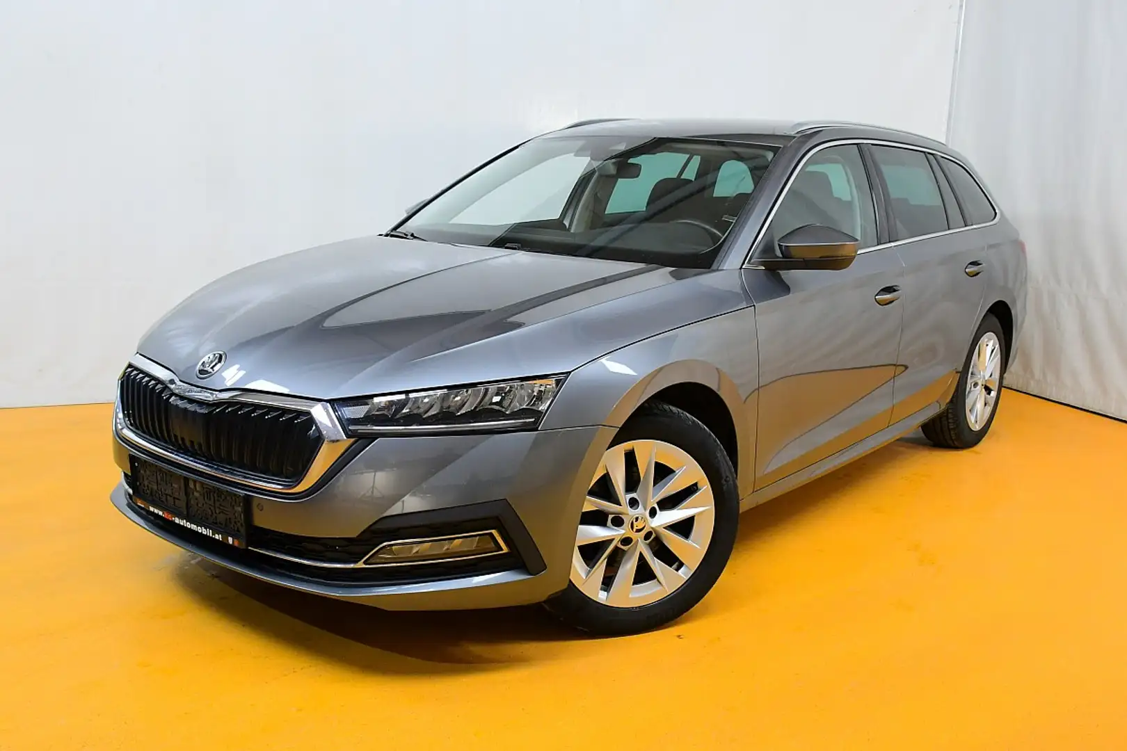 Skoda Octavia Combi 2,0 TDI Style DSG Grau - 1