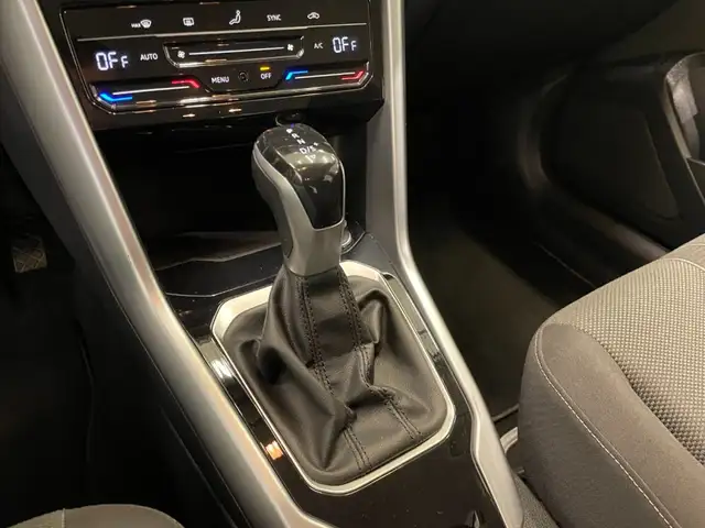 Volkswagen T-Roc view 9