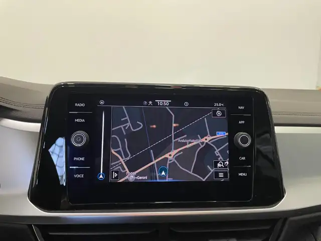 Volkswagen T-Roc view 11