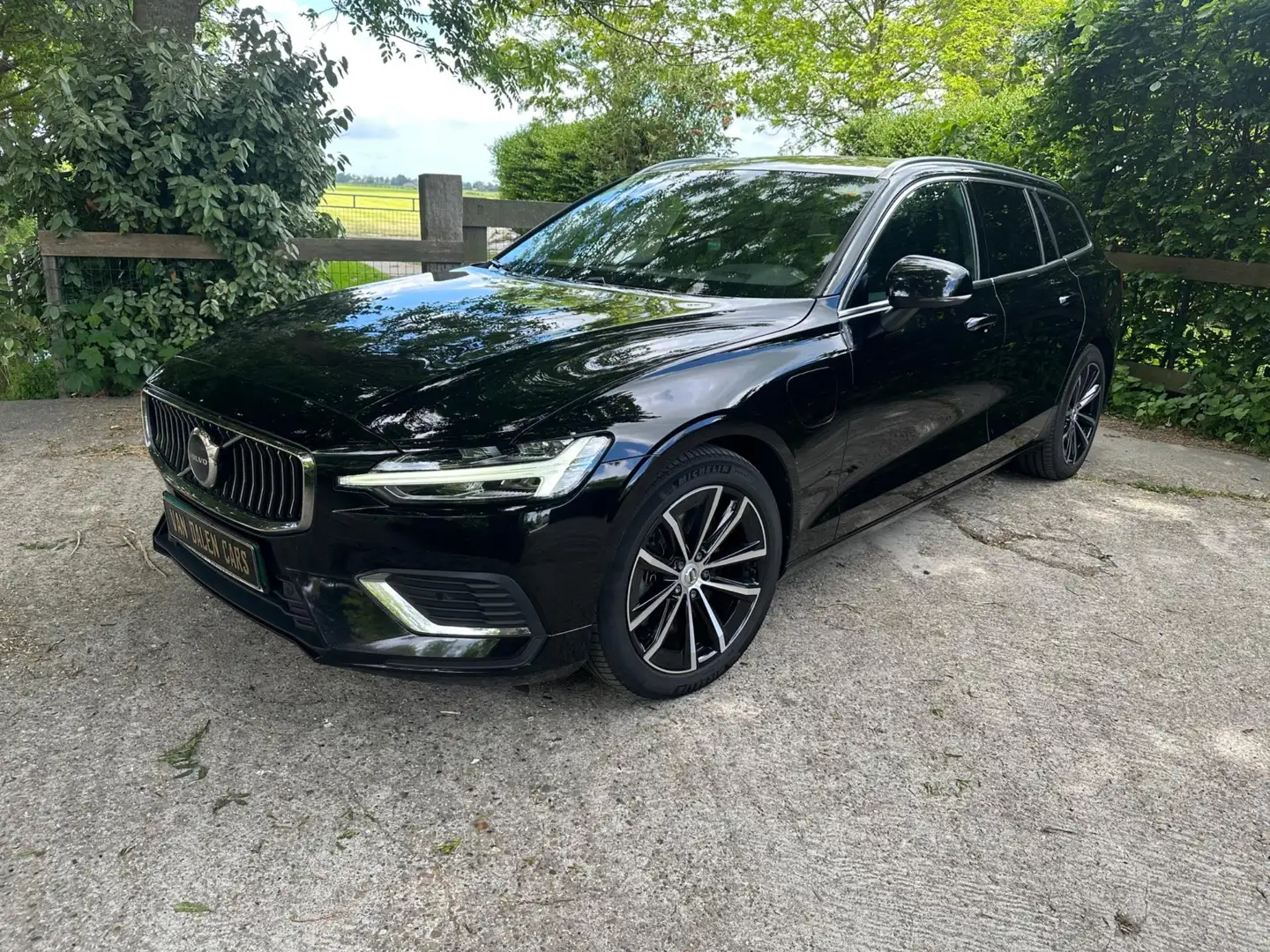 Volvo V60 2.0 T6 Plug-in hybrid AWD Ultimate Bright Zwart - 2