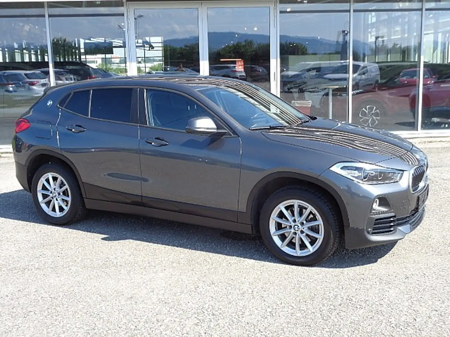 BMW X2 sDrive 18d Aut. Grau - 2