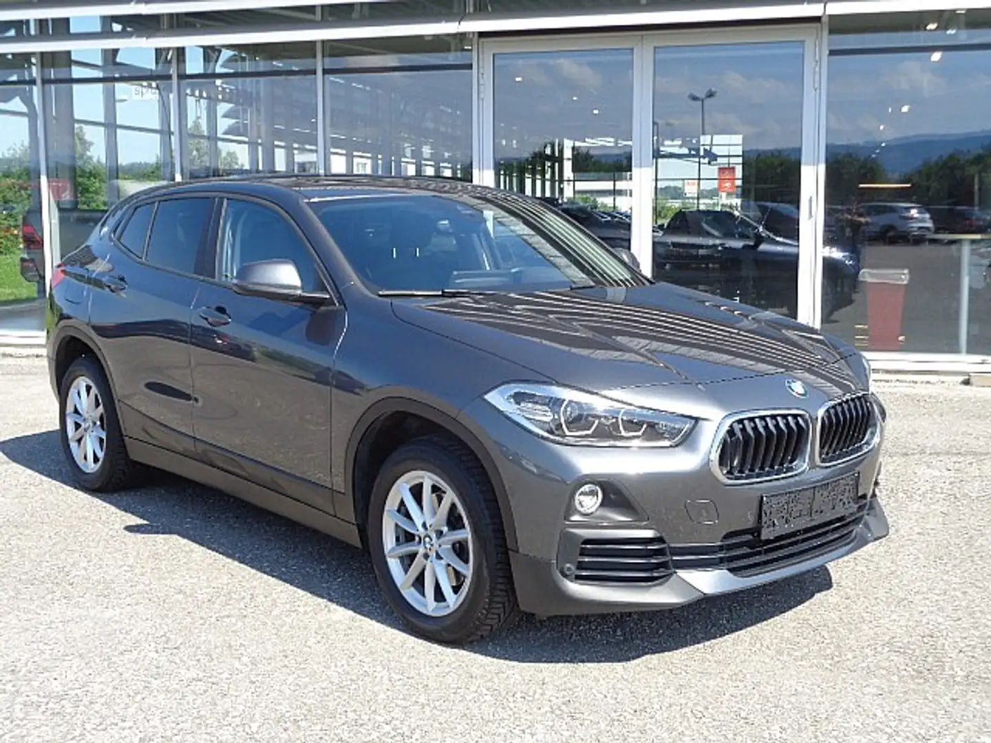 BMW X2 sDrive 18d Aut. Grau - 1