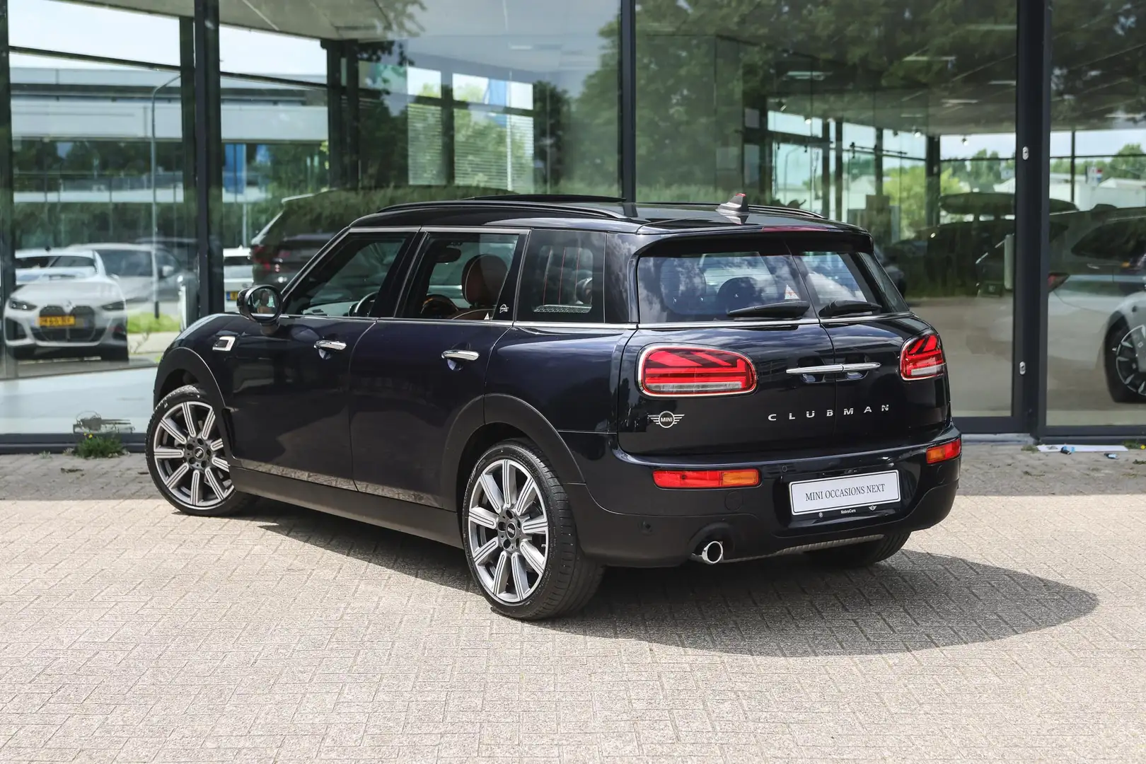 MINI Cooper Clubman Classic Automaat / Panoramadak / Achteruitrijcamer Blauw - 2