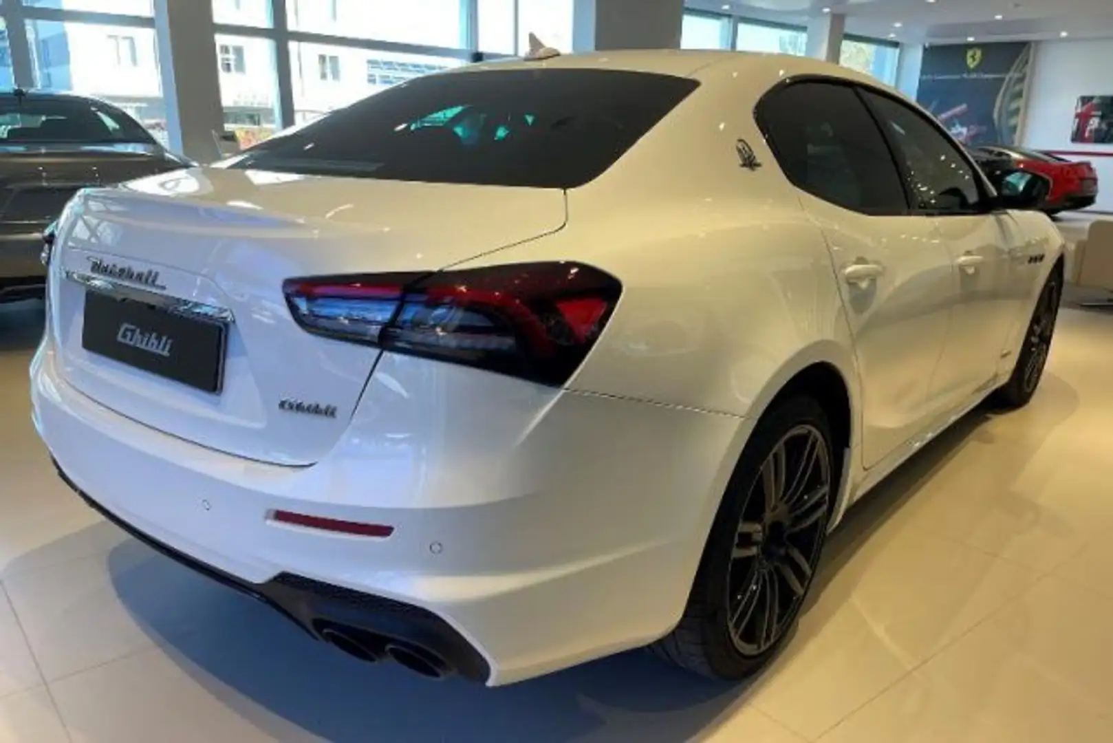 Maserati Ghibli 330 CV MHEV GT Bianco - 2