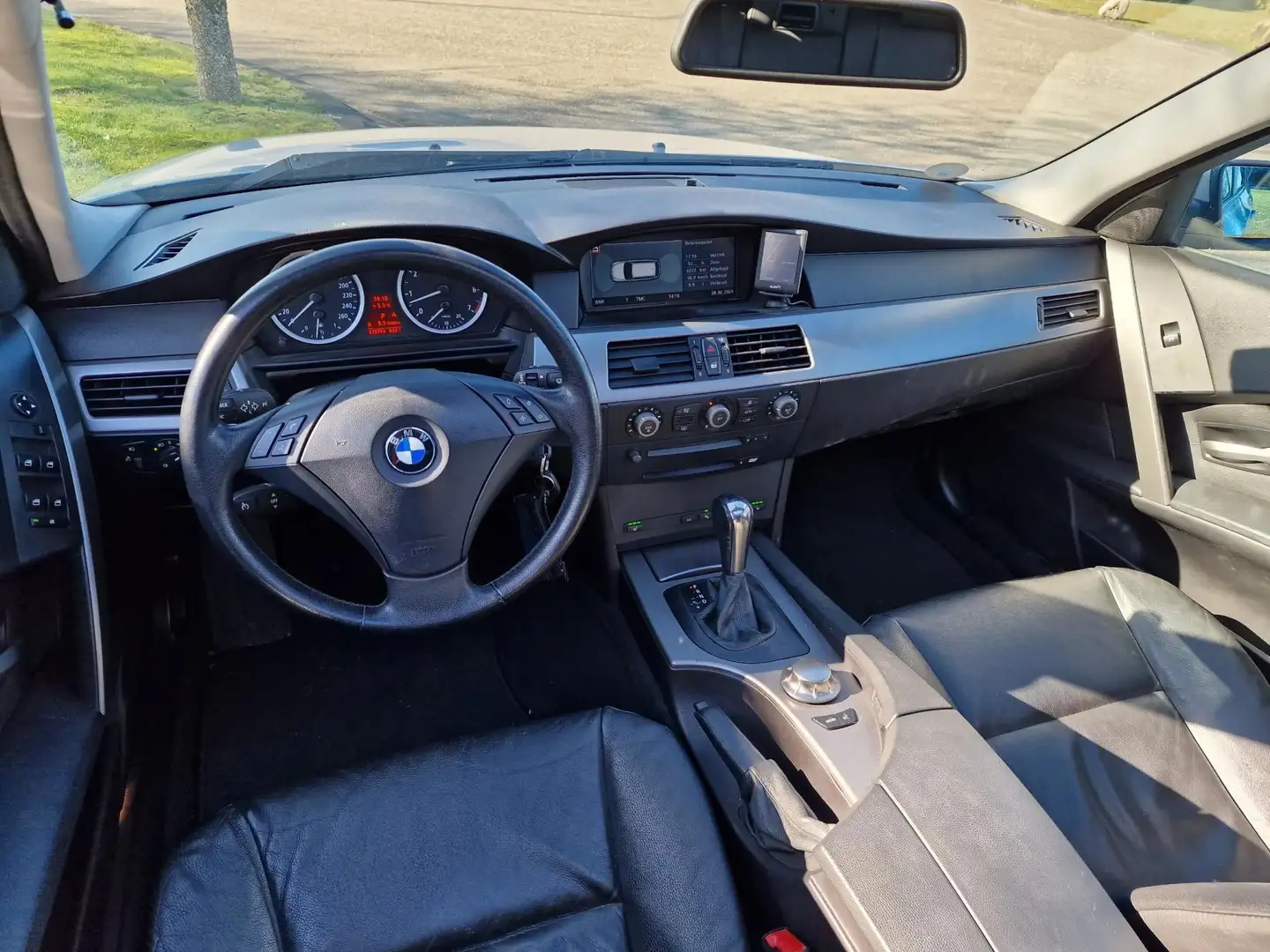 BMW 525 5-serie Touring 525i XENON/aut/PANO/trekhaak Grijs - 2