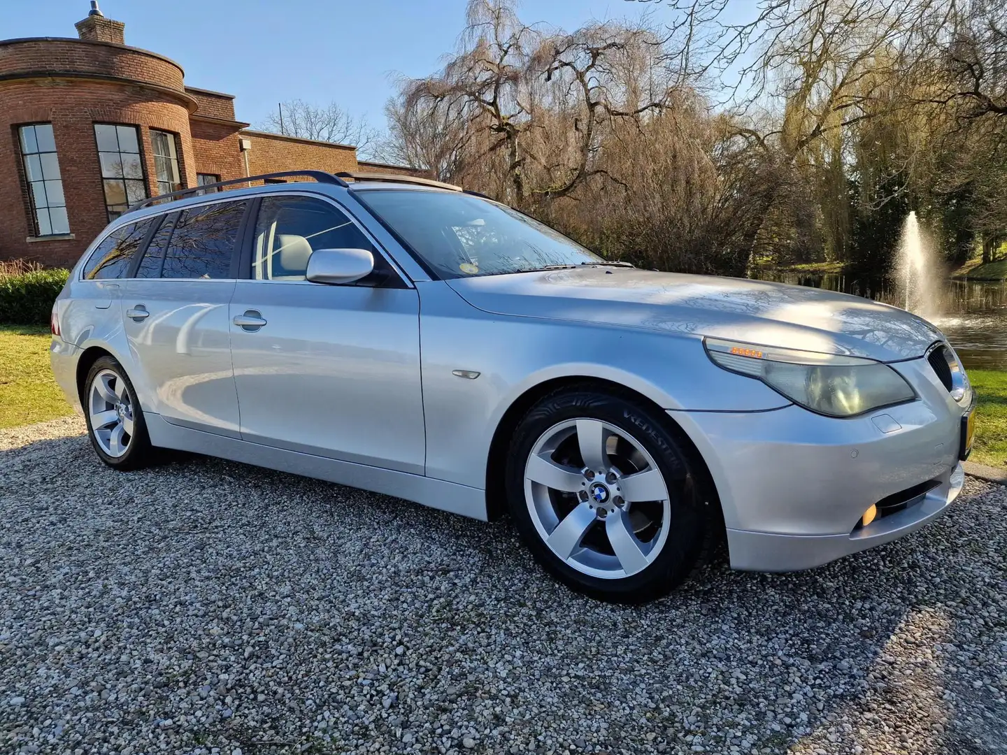 BMW 525 5-serie Touring 525i XENON/aut/PANO/trekhaak Grijs - 1