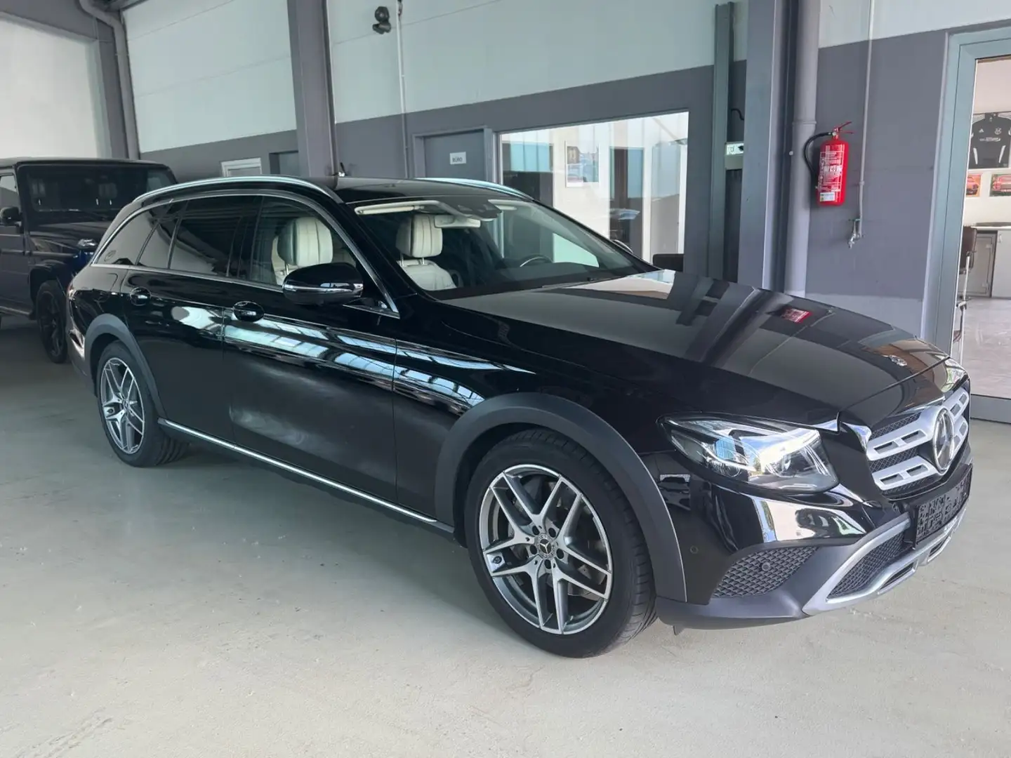 Mercedes-Benz E 400 d 4Matic All-Terrain+Widescreen+Massage+360 Černá - 2