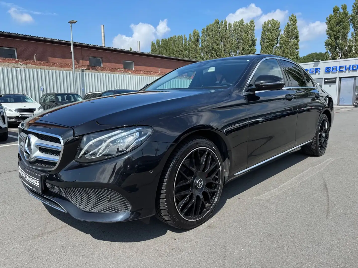 Mercedes-Benz E 200 *4MATIC*RFK*TLEDER*NAVI*TEMP*SITZH* Schwarz - 1