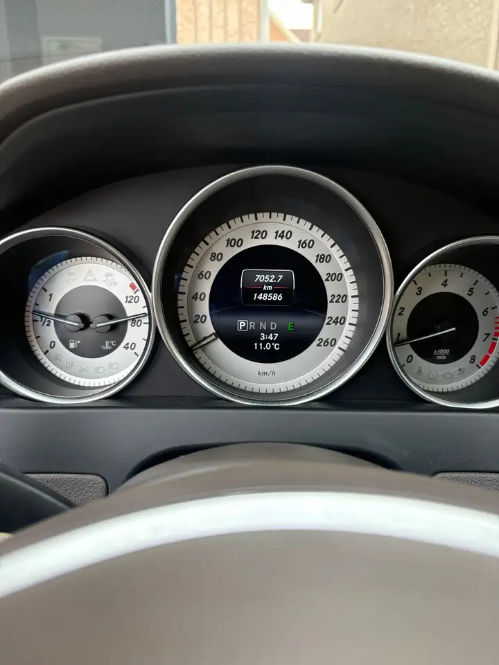 Mercedes-Benz C-Class снимка Mercedes-Benz C-Class