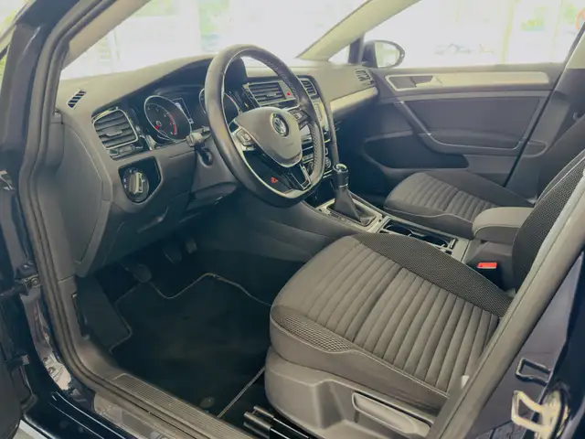 Volkswagen Golf view 9
