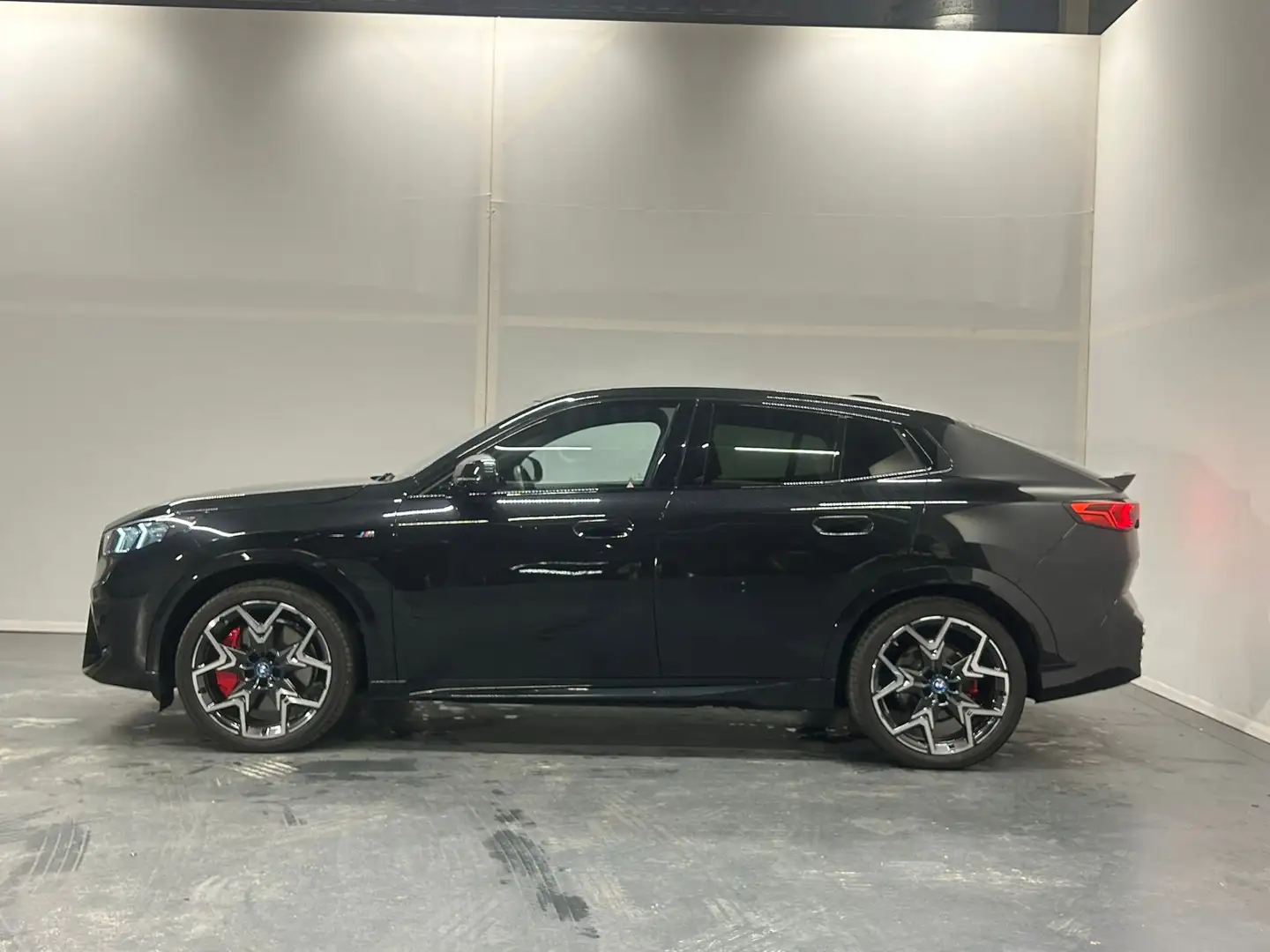 BMW iX2 xDrive30 67 kWh Zwart - 2