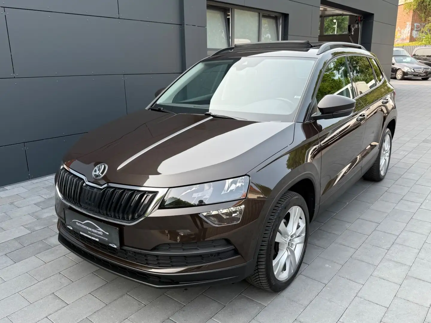 Skoda Karoq 1.6 TDI  Style DSG PANO VIRTUAL TACHO AHK Braun - 1