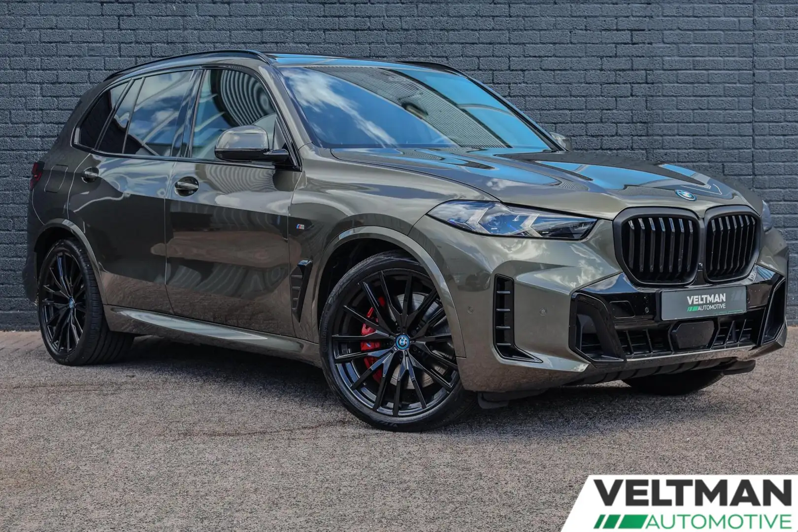 BMW X5 xDrive50e M-SPORT PANO TREKHAAK HARMAN KARDON 22IN Groen - 2
