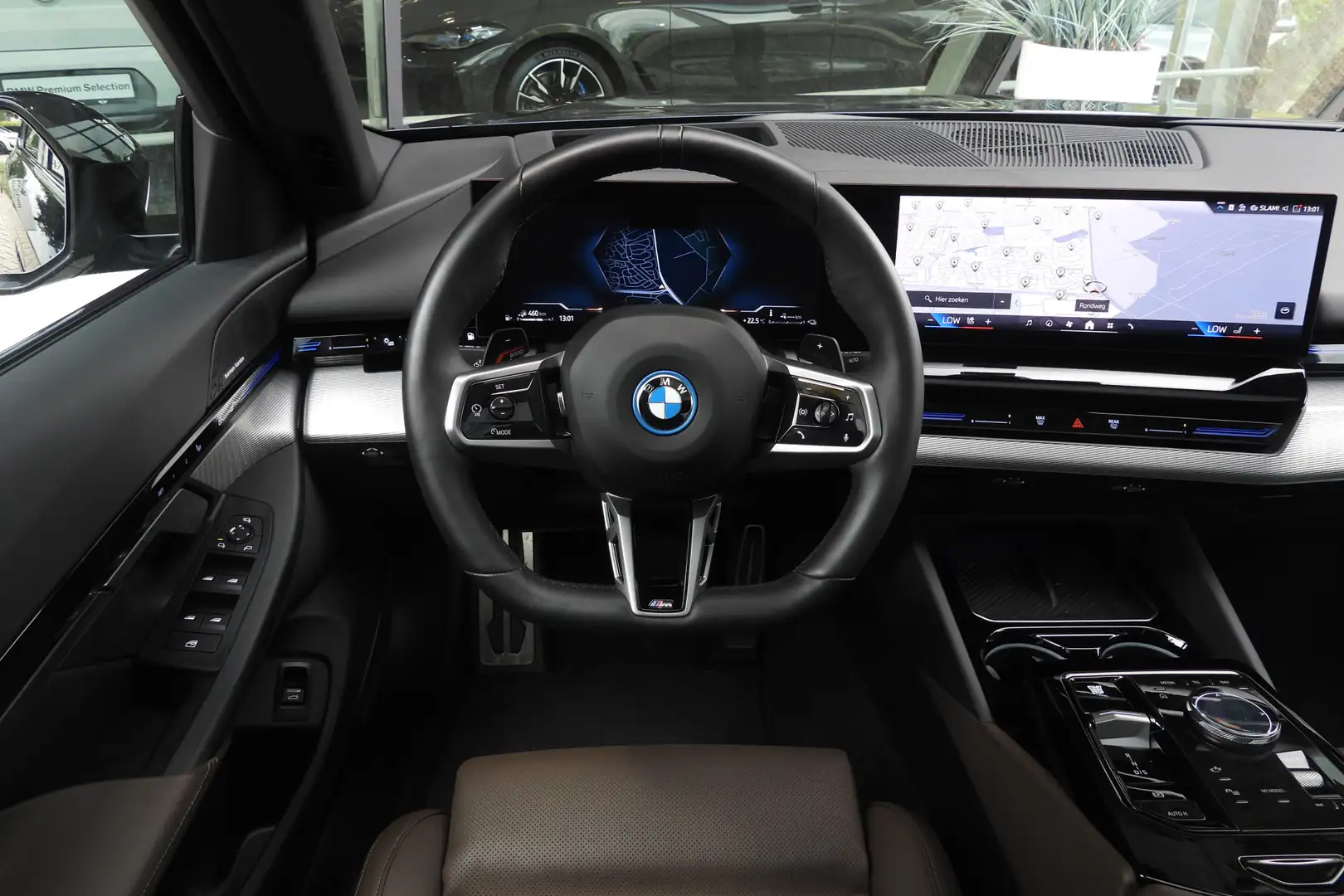 BMW 530 5 Serie 530e M Sport / Panoramadak / Trekhaak / St Zwart - 2