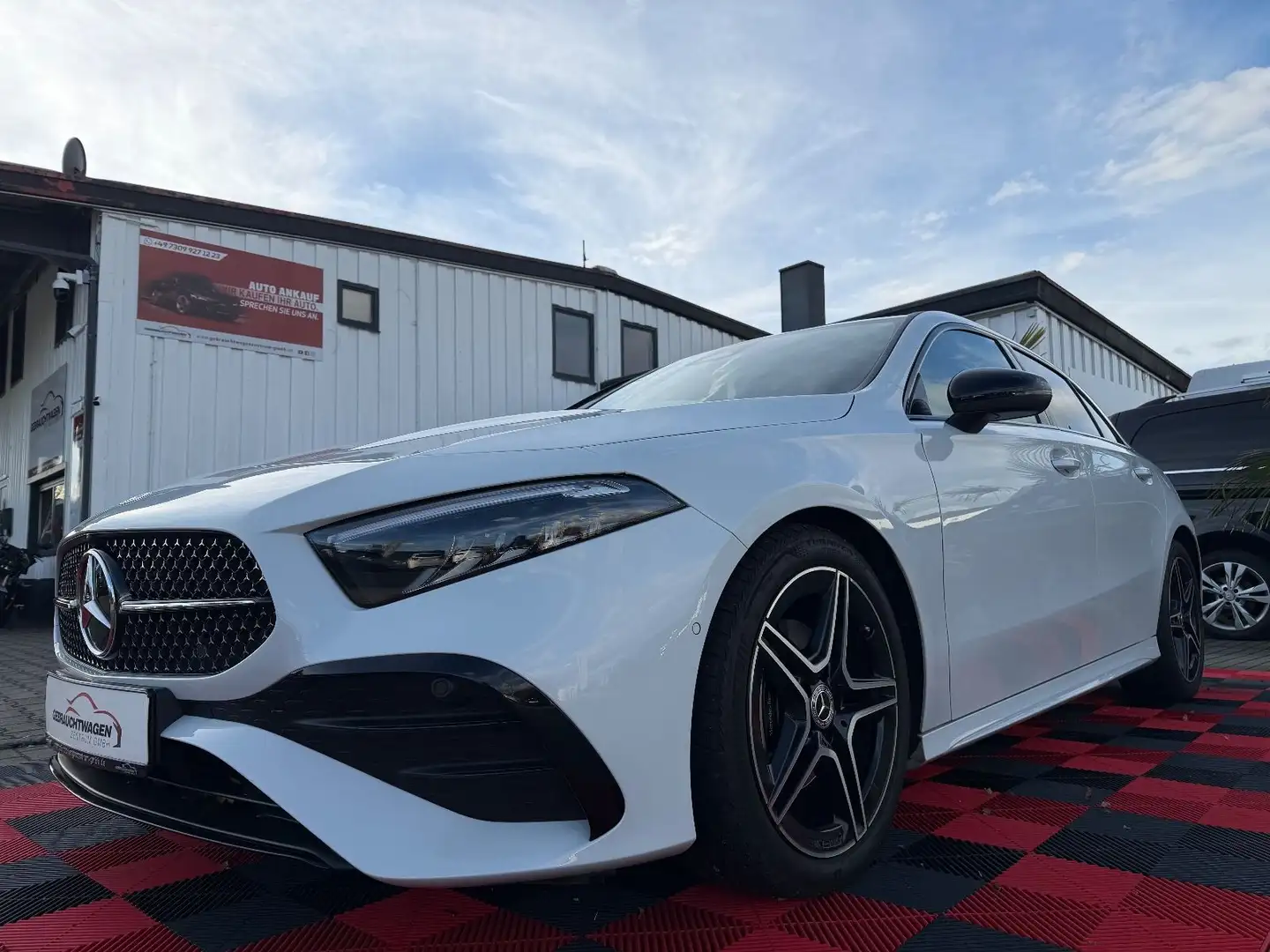 Mercedes-Benz A 180 AMG Line*Night-Paket*LED*Keyl.* Silber - 1