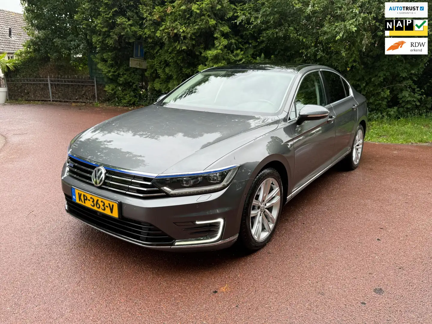 Volkswagen Passat 1.4 TSI GTE Connected Series Plus / Navi / Pano / Grau - 1