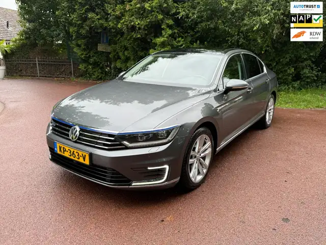 Volkswagen Passat 1.4 TSI GTE Connected Series Plus / Navi / Pano /