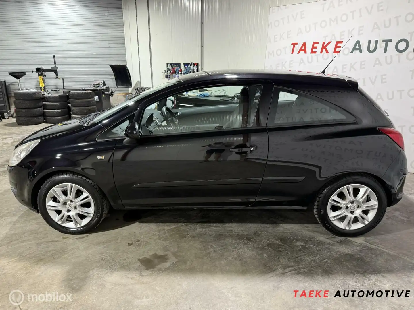 Opel Corsa 1.2-16V Enjoy Airco/Nap Zwart - 2
