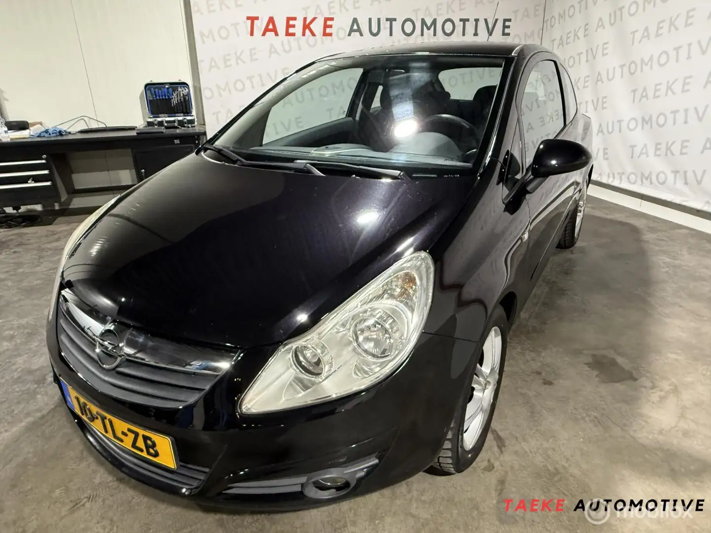 Opel Corsa 1.2-16V Enjoy Airco/Nap Zwart - 1