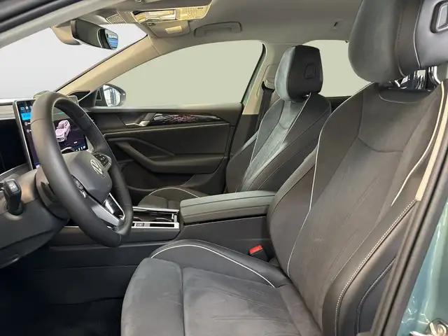 Volkswagen Passat view 11