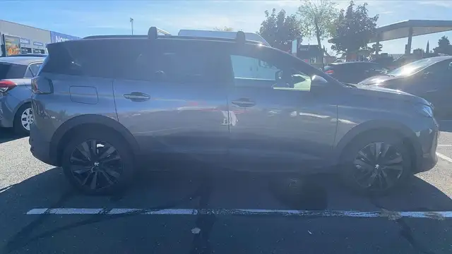 Peugeot 5008 view 4