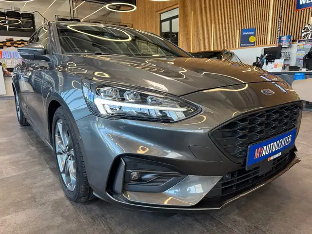 Ford Focus view 3